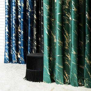 Hotový luxusný záves ZAMAT s krúžkami 140*250 cm farba tmavozelená so zlatou potlačou 