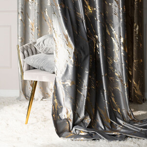 Hotový luxusný záves ZAMAT s krúžkami 140*250 cm farba svetlosivá so zlatou potlačou 