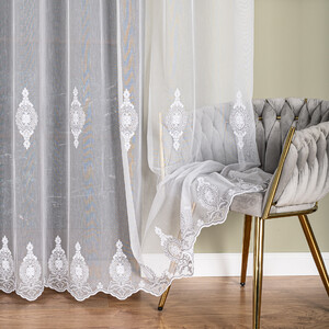 Vyšívaná biela záclona sivou a bielou niťou