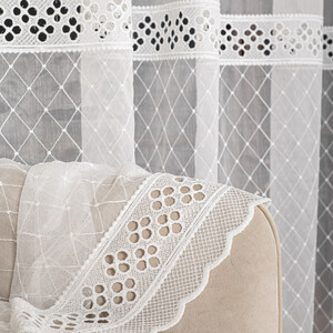 Vyšívaná krémová záclona metrážová výška 285 cm