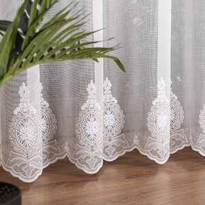 Vyšívaná záclona béžovou a bielou niťou