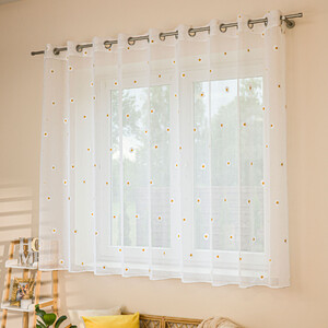 Hotová vyšívaná záclona s margaretkami na krúžkoch výška 160 cm šírka 300 cm 