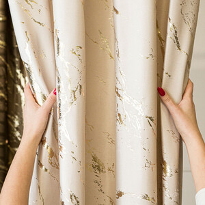 Hotový luxusný záves ZAMAT s krúžkami 140*250 cm farba krémová so zlatou potlačou 