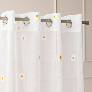 Hotová vyšívaná záclona s margaretkami na krúžkoch výška 250 cm šírka 140 cm